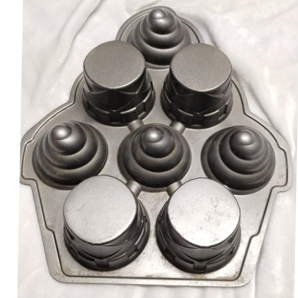 Wilton Giant Ice Cream Cone Cupcake Pan Nonstick 7 Cavity Muffin Top Baking Mold - Picture 5 of 11
